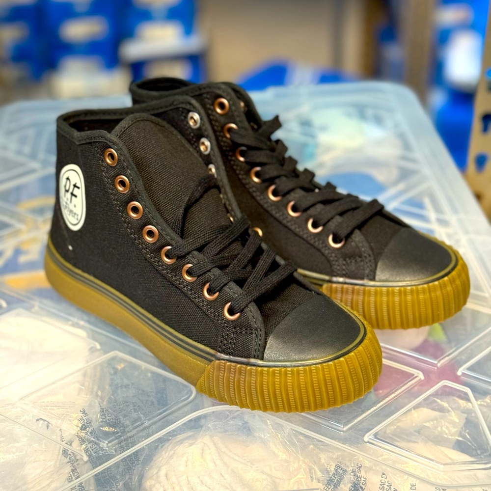 PF Flyer center hi Blk/gum bottom new in box